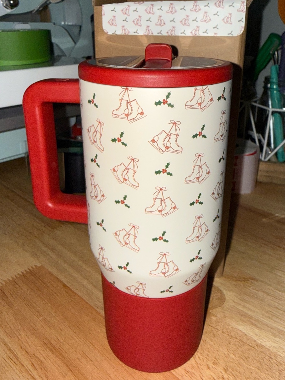 HydroJug Red and Cream Ice Skate Pattern Travel Mug